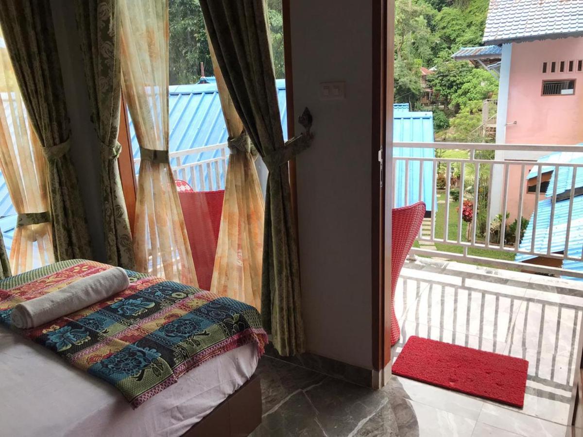Hotel Thomas' Retreat Bukit Lawang Pokoj fotografie